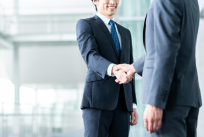 握手する