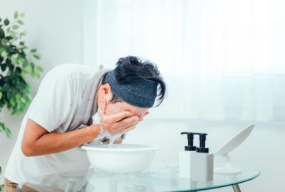 洗顔する男性