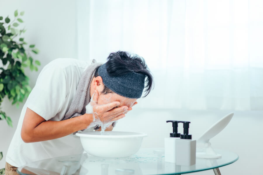 洗顔する男性
